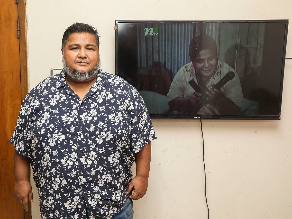 টিভির পর্দায় রইছের সেই ‘আকনিক দৃশ্য’; পর্দার বাইরে বিজয় চৌধুরী